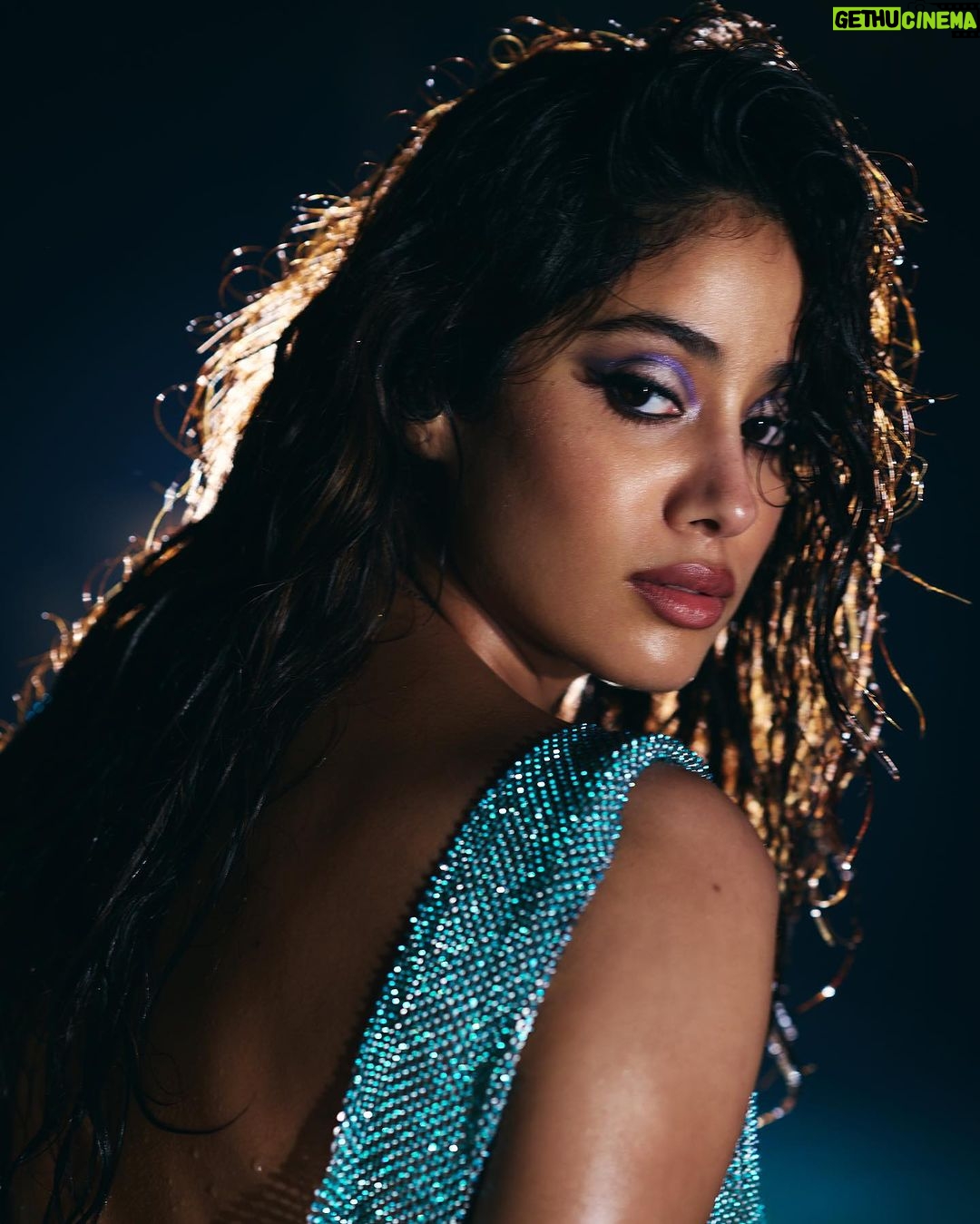 Janhvi Kapoor Instagram - dark waters 🌊