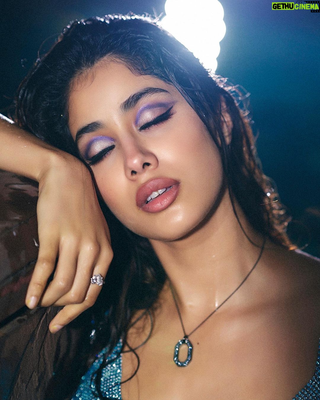 Janhvi Kapoor Instagram - dark waters 🌊
