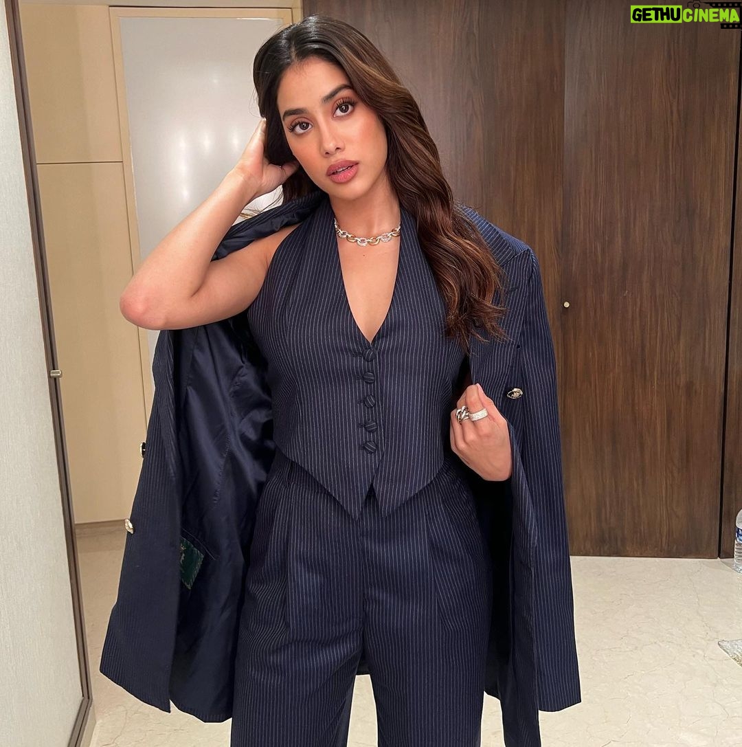 Janhvi Kapoor Instagram - ceo of over thinking 💭 🥲