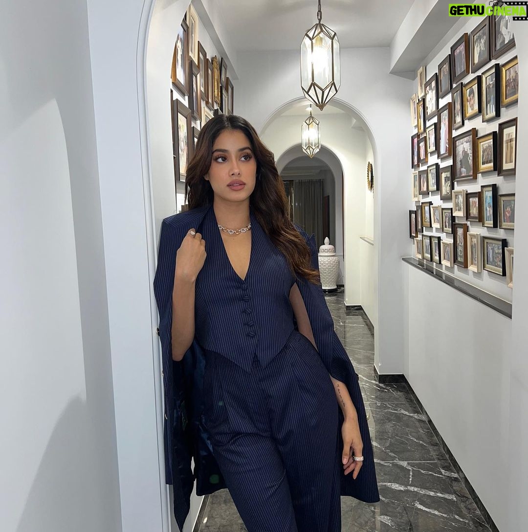 Janhvi Kapoor Instagram - ceo of over thinking 💠🥲