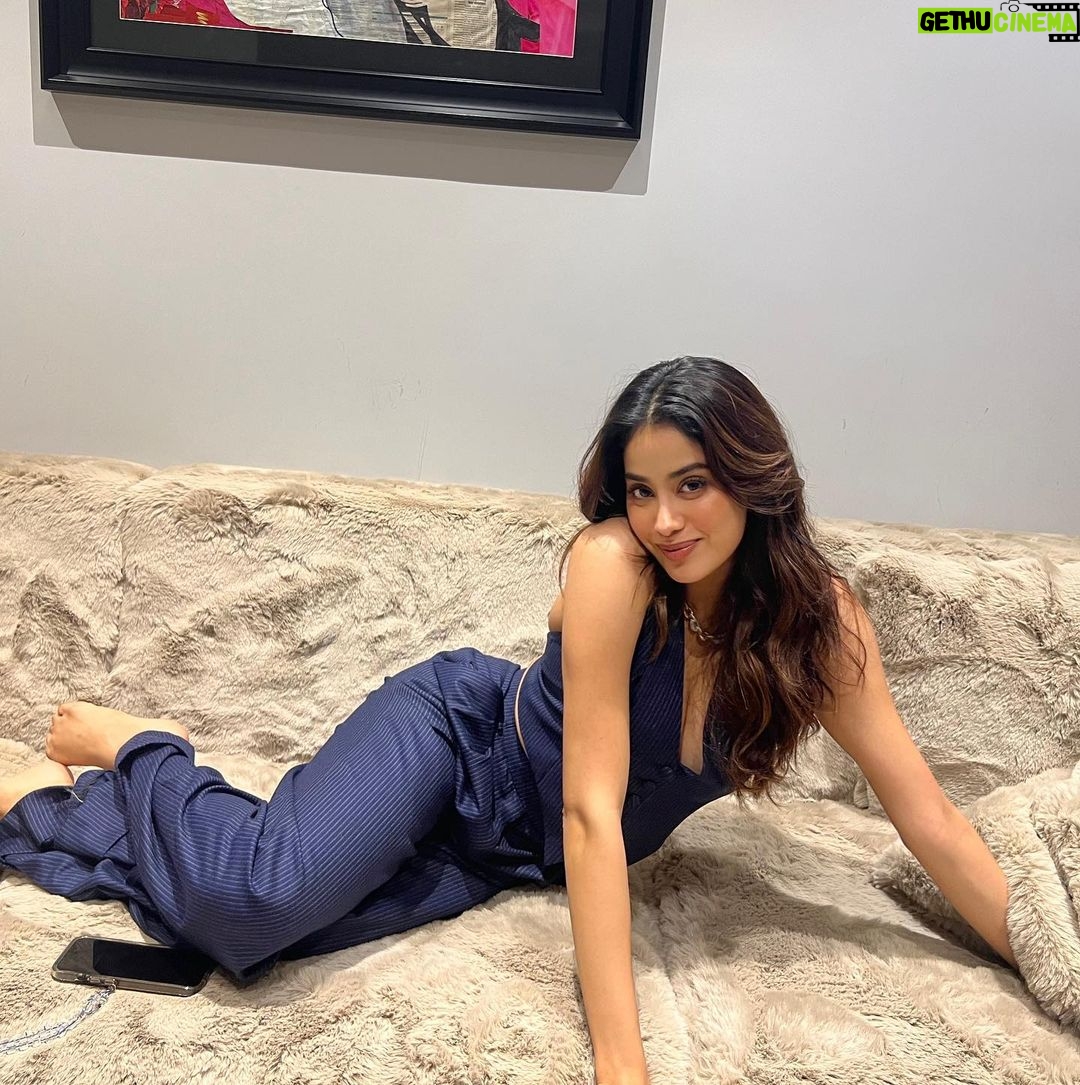 Janhvi Kapoor Instagram - ceo of over thinking 💠🥲