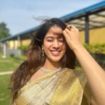 Janhvi Kapoor Instagram - and now it feels like 2024 has begun :) గోవిందా గోవిందా 🙏🏼 ☀️