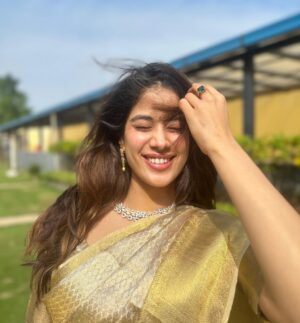 Janhvi Kapoor Instagram - and now it feels like 2024 has begun :) గోవిందా గోవిందా 🙏🏼 ☀️