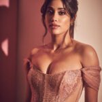 Janhvi Kapoor Instagram - Write a caption….