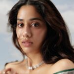 Janhvi Kapoor Instagram - bare