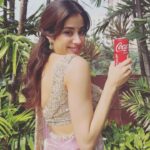 Janhvi Kapoor Instagram – Pre-work groove sessions to get through the day! 🙌🏻

#Khalasi #CocaColaIndia #Collab #RealMagic