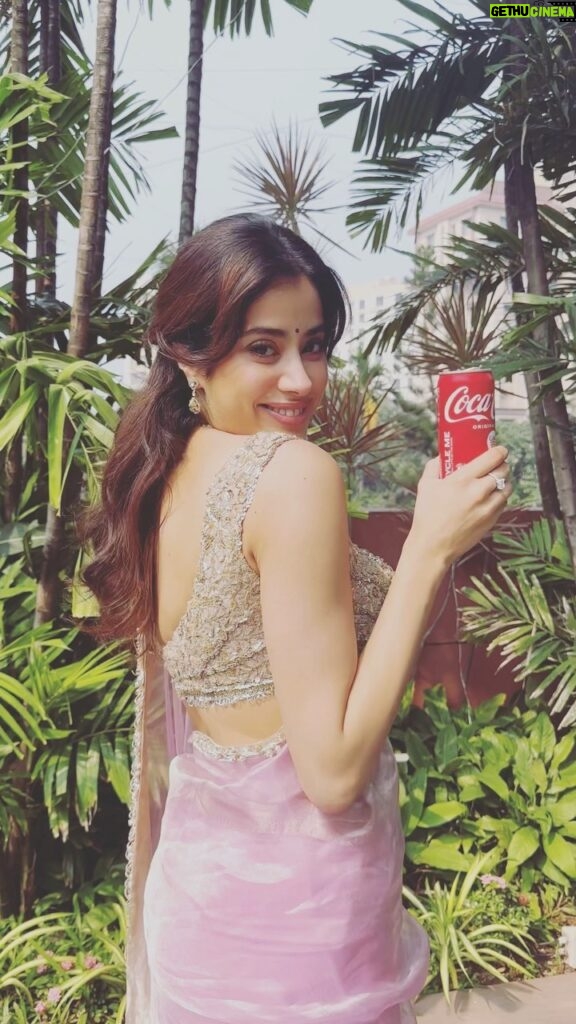 Janhvi Kapoor Instagram - Pre-work groove sessions to get through the day! 🙌🏻 #Khalasi #CocaColaIndia #Collab #RealMagic