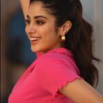 Janhvi Kapoor Instagram - Get ready to slay with me as Lyra’s new face 😄💫🌟 Lyra Lyra…Anytime Anywhere…🎶🎼💃🏻 #Lyra #AnytimeAnywhere #brandambassador