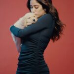 Janhvi Kapoor Instagram - When puppies are involved, you know the shoot is going to be a hoot! 🥳🤍🐾 We caught @janhvikapoor behind the scenes, cuddling with her paw-some @droolsindia co-stars & we couldn’t be more jealous 🫣 #drools #droolsindia #pet #petfood #petsgram #petparents #feedrealfeedclean #justdroolit