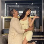 Janhvi Kapoor Instagram - 🥳🥳🥳🥳🥳 21st July ko hoga #Bawaal 🥳🥳🥳🥳 lekin abhi ke liye living room mein dhamaal will have to do 👼🏻