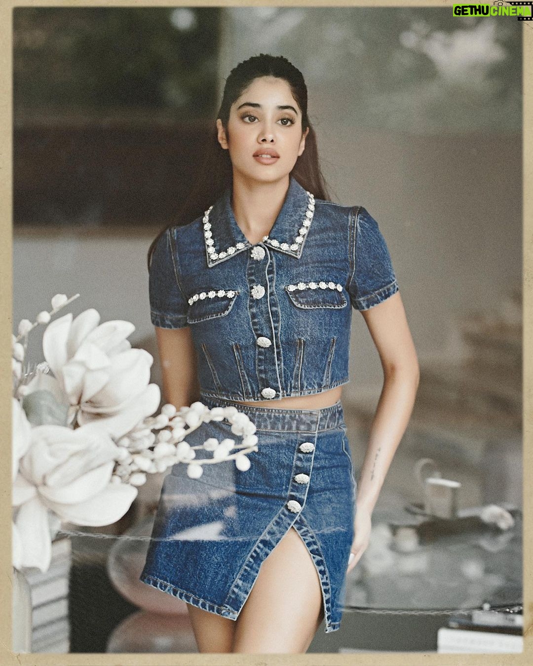 Janhvi Kapoor Instagram - dog day afternoon 🐶