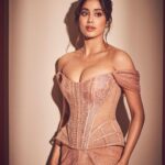 Janhvi Kapoor Instagram - Write a caption….