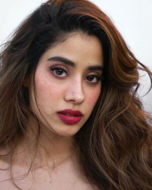 Janhvi Kapoor Instagram - V day energy 🥀