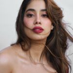 Janhvi Kapoor Instagram - V day energy 🥀