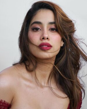 Janhvi Kapoor Instagram - V day energy 🥀