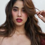 Janhvi Kapoor Instagram - V day energy 🥀