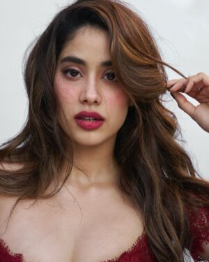 Janhvi Kapoor Instagram - V day energy 🥀