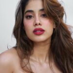 Janhvi Kapoor Instagram - V day energy 🥀