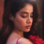Janhvi Kapoor Instagram - some bare, some with an hour of makeup and hair 💁🏻‍♀️ PS. It’s true blondes do have more fun 😩 kind of want to go even lighter plz advise 👇🏼