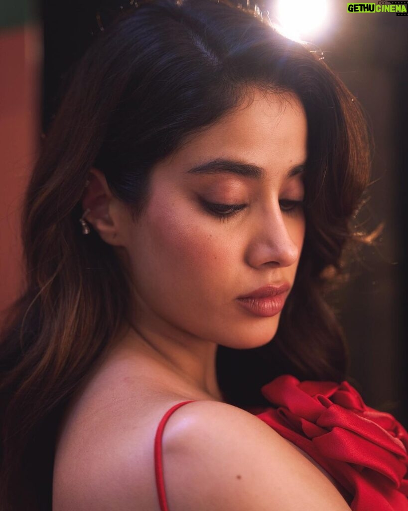 Janhvi Kapoor Instagram - some bare, some with an hour of makeup and hair 💁🏻‍♀️ PS. It’s true blondes do have more fun 😩 kind of want to go even lighter plz advise 👇🏼