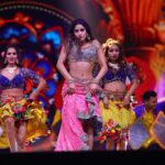 Janhvi Kapoor Instagram - What a blast I had and what an honour it was to dance on the songs of my favourite and most iconic Hindi cinema Queens! An opportunity I will cherish forever ❤️ @filmfare Also shoutout to the best team and best hypemen ever as you can tell @savleenmanchanda @marcepedrozo @vaishnavpraveen @jerrydsouzaofficial @sanjayshettyofficial