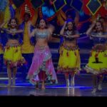 Janhvi Kapoor Instagram - What a blast I had and what an honour it was to dance on the songs of my favourite and most iconic Hindi cinema Queens! An opportunity I will cherish forever ❤️ @filmfare Also shoutout to the best team and best hypemen ever as you can tell @savleenmanchanda @marcepedrozo @vaishnavpraveen @jerrydsouzaofficial @sanjayshettyofficial