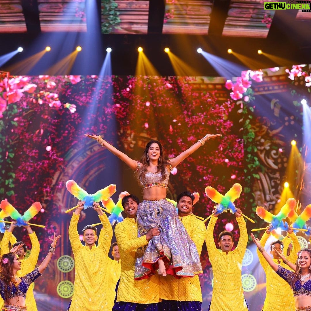 Janhvi Kapoor Instagram - What a blast I had and what an honour it was to dance on the songs of my favourite and most iconic Hindi cinema Queens! An opportunity I will cherish forever ❤️ @filmfare Also shoutout to the best team and best hypemen ever as you can tell @savleenmanchanda @marcepedrozo @vaishnavpraveen @jerrydsouzaofficial @sanjayshettyofficial