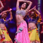 Janhvi Kapoor Instagram - What a blast I had and what an honour it was to dance on the songs of my favourite and most iconic Hindi cinema Queens! An opportunity I will cherish forever ❤️ @filmfare Also shoutout to the best team and best hypemen ever as you can tell @savleenmanchanda @marcepedrozo @vaishnavpraveen @jerrydsouzaofficial @sanjayshettyofficial