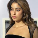 Janhvi Kapoor Instagram - 🥷