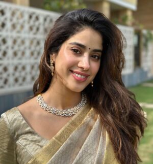 Janhvi Kapoor Instagram - and now it feels like 2024 has begun :) గోవిందా గోవిందా 🙏🏼 ☀️