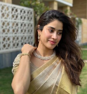 Janhvi Kapoor Instagram - and now it feels like 2024 has begun :) గోవిందా గోవిందా 🙏🏼 ☀️