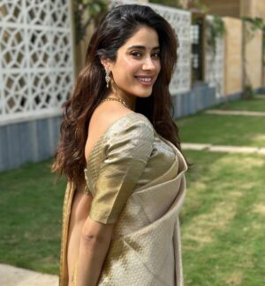 Janhvi Kapoor Instagram - and now it feels like 2024 has begun :) గోవిందా గోవిందా 🙏🏼 ☀️