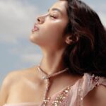 Janhvi Kapoor Instagram - bare
