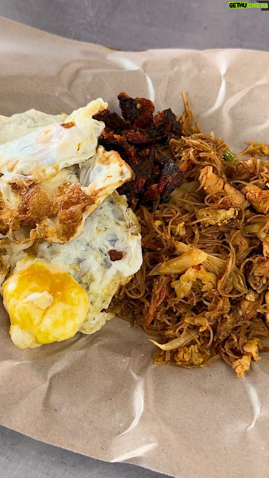 Janna Nick Instagram - Love is Bihun goreng & sambal paru