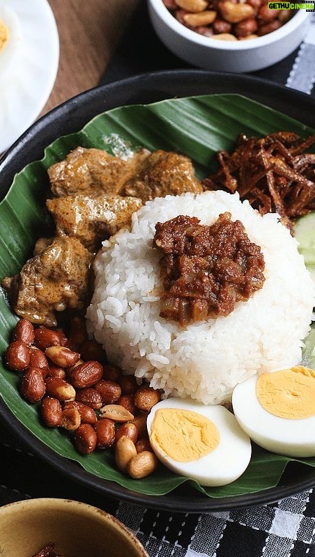 Janna Nick Instagram - Nasi lemak rendang daging in Kashmir VAN 🤣 #romantika JANNA & DINI 1 Januari 2024 9 Malam di Astro Ria 🤍