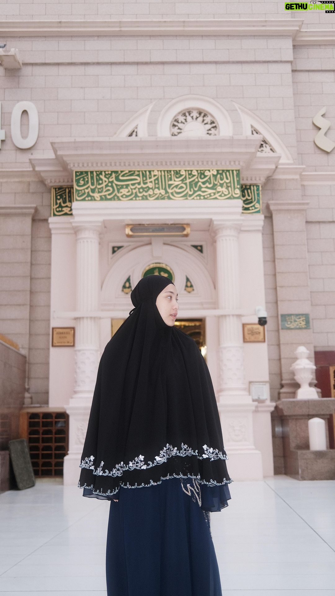 Janna Nick Instagram - Rezeki dapat masuk ke raudah dengan keadaan yang tenang. Thanks Datin @norhafizahsaad bawak masuk raudah🥹 Thank you @arrayyanhijrah permudahkan urusan umrah kami. Masjid Nabawi Madinah Al Munawaroh