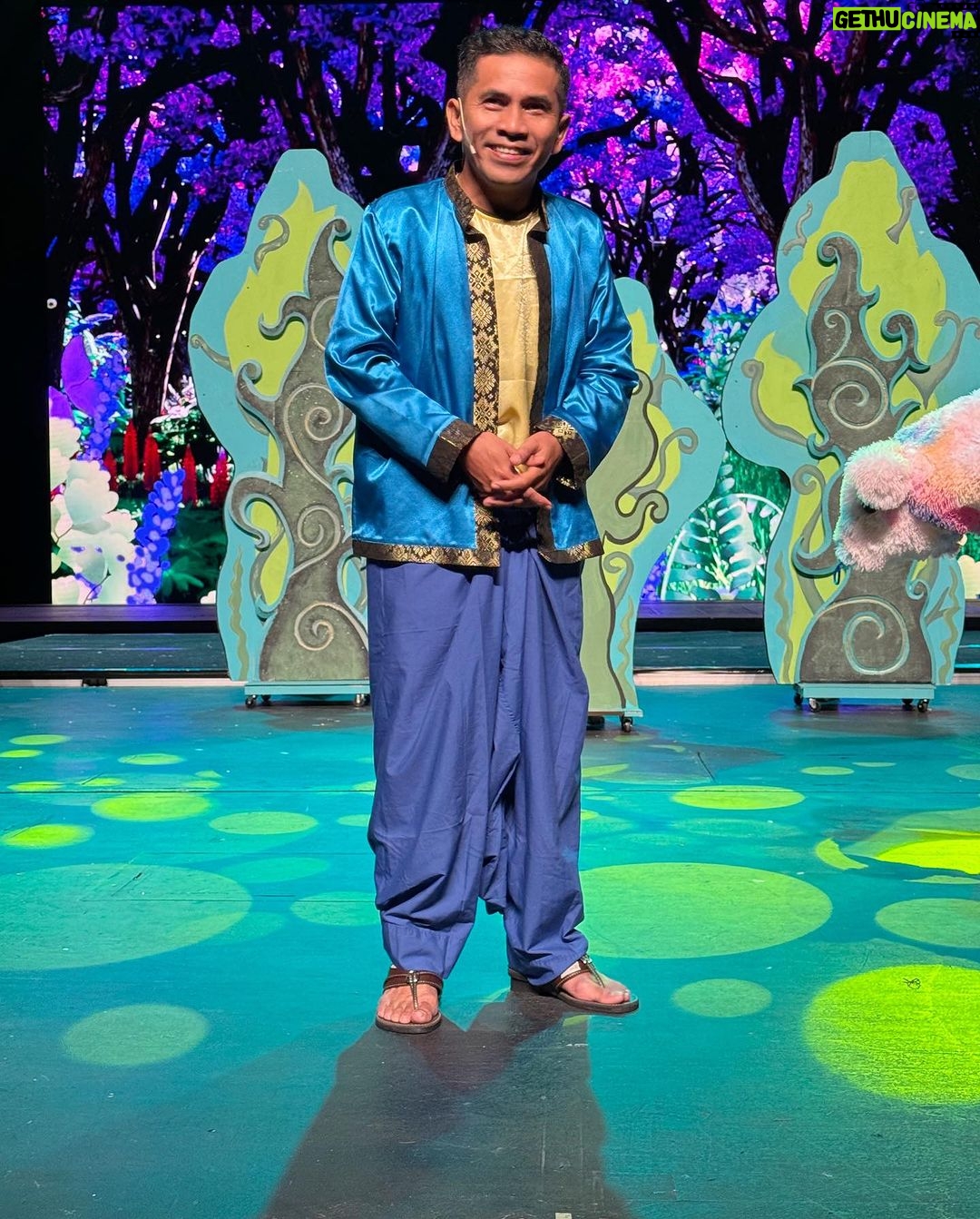 Janna Nick Instagram - Bismillahirahmanirahimm… Doa kan kami @teaterpakpandirdanlabuajaib untuk first day show yang bermula hari ini. Thanks kepada semua yang dah beli tiket. Jumpa nanti. Yang belum beli…masih sempat beli. Link tiket di Bio👆🏻 Istana Budaya