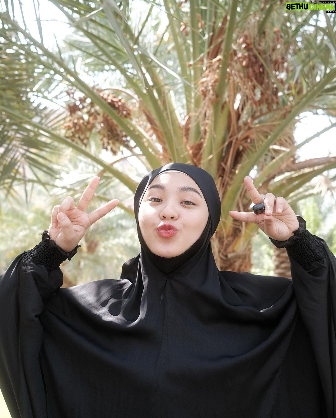 Janna Nick Instagram - Yang belakang sekali tu… Muka tak payah sedih sangat. Orang mintak ambikkan kurma je pun.