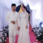 Janna Nick Instagram - Alhamdulillah masih boleh bekerja dengan team & cast yang hebat.. #suratdarituhan Terima kasih atas doa semua. So nak update keadaan kesihatan sekarang.. I just kena jaga makan macam perut baby la.. kena makan soft food. Korang jaga usus k.. sakit usus ni lain macam sakit dia 🥹 Nak berjalan laju laju pun cannot. Sekarang makan makin lambat..kena kunyah banyak banyak..so korang ikut la sunah Nabi.. kunyah 44 kali. Stylist kite @ajuahmad_ Wedding dress : @solacouture_official 👗