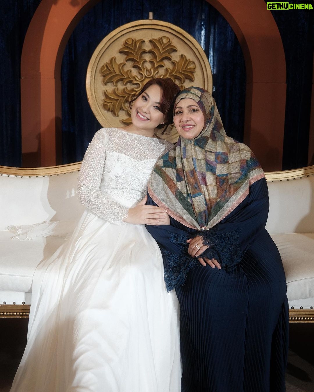 Janna Nick Instagram - Alhamdulillah masih boleh bekerja dengan team & cast yang hebat.. #suratdarituhan Terima kasih atas doa semua. So nak update keadaan kesihatan sekarang.. I just kena jaga makan macam perut baby la.. kena makan soft food. Korang jaga usus k.. sakit usus ni lain macam sakit dia 🥹 Nak berjalan laju laju pun cannot. Sekarang makan makin lambat..kena kunyah banyak banyak..so korang ikut la sunah Nabi.. kunyah 44 kali. Stylist kite @ajuahmad_ Wedding dress : @solacouture_official 👗