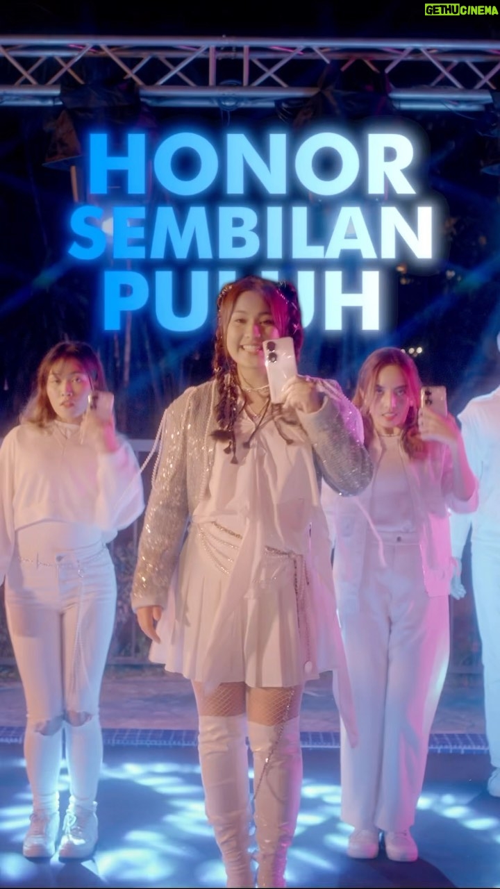 Janna Nick Instagram - Klik Klik Lagi Cun! 📸 Happy gila sebab Janna dah ada #HONOR90 Diamond Silver yang baru ni! Okay ke Janna dance? Jom challenge dance ini! Foto Mod Malam yang hebat, semestinya HONOR 90! Dilengkapi dengan Kamera Penderiaan Super 200MP, membolehkan anda merakam secara bebas dalam cahaya malap! ✨Memang puas hati. @honormalaysia Dapatkan HONOR 90 sekarang hanya dari RM1799* dan menikmati promosi awal iaitu RM150* e-Wallet kredit serta GANJARAN bernilai sehingga RM647*. Tawaran e-Wallet kredit hanya pada 22 July saja tau! Sangat BERBALOI Guys! #HONOR90 #KlikKlikLagiCun #HonorXJannaNick