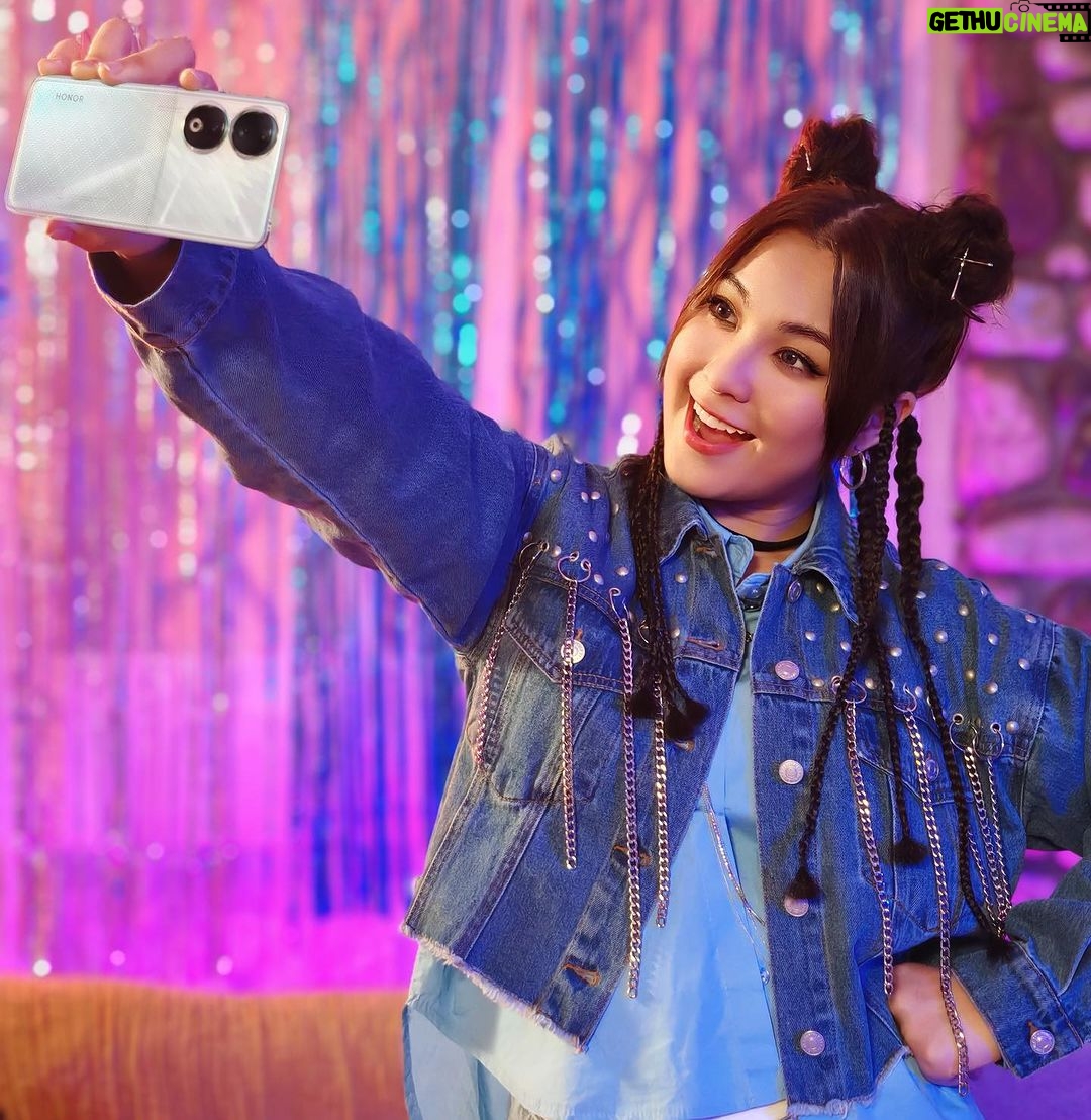 Janna Nick Instagram - Jeng! Jeng! Jeng! I’m so excited! Telefon pintar yang paling 'hype' - #HONOR90 yang bling bling ✨ memang menawan hati Janna! Jom menonton Pelancaran Rasmi Siri HONOR 90 bersama saya pada 8 malam, 20 Julai 2023 📅 #HONOR90 #KlikKlikLagiCun #HONORxJannaNick