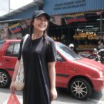 Janna Nick Instagram - I kat pasar ni. Nak kirim apa apa tak? Kita angkut best friend kita sekali @annie_mosha ❤️