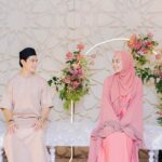 Janna Nick Instagram - ٱلْحَمْدُ لِلَّٰهِ Genap seminggu perkahwinan kami berdua. Majlis bacaan yassin & doa selamat serta ceramah daripada Ustaz Wadi Anuar bertajuk “mempimpin isi rumah ke syurga” Setinggi tinggi penghargaan & jutaan terima kasih buat @ustazwadiannuar yang kami hormati. Jemput saksikan #walimatulurusjannadini 9 malam ini exclusive hanya di Astro Ria & Astro Go. Event planner : @ngage_ Decor : @the_calla Photographer: @amirnaufalphotography Jubah: @do_buy_abaya