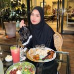 Janna Nick Instagram - 1. Masih boleh control ayu sebab menunggu Azan. 2. POV segala makanan 3. Dah tak nak tengok camera Sebab lapar. 4. Alhamdulillah 😝 Jubah @do_buy_abaya Tudung @bychefiza_hq