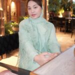 Janna Nick Instagram - Muka tegak sebelum makan, Muka ada senyum selepas kenyang. I just realized, ukhuwah antara sesama kita makin rapat bila masuk ramadan. Sebab dapat berbuka & makan pada waktu yang sama. So tinggal lagi few days sebelum Ramadan pergi meninggalkan kita. Sedihnya….semoga tahun depan kita diberi kesempatan untuk menyambut ramadan lagi. Keluar celebrate birthday girl @miedy.daniel . Semoga kekal fabulous & dimurahkan rezeki selalu. Jubah : @fiziwoo