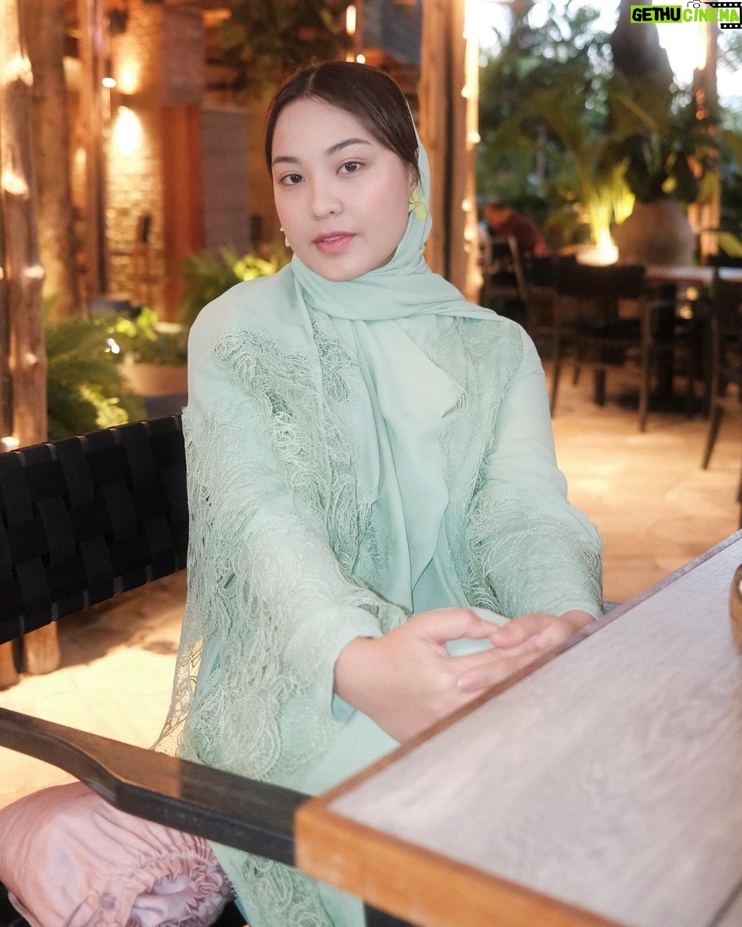 Janna Nick Instagram - Muka tegak sebelum makan, Muka ada senyum selepas kenyang. I just realized, ukhuwah antara sesama kita makin rapat bila masuk ramadan. Sebab dapat berbuka & makan pada waktu yang sama. So tinggal lagi few days sebelum Ramadan pergi meninggalkan kita. Sedihnya….semoga tahun depan kita diberi kesempatan untuk menyambut ramadan lagi. Keluar celebrate birthday girl @miedy.daniel . Semoga kekal fabulous & dimurahkan rezeki selalu. Jubah : @fiziwoo