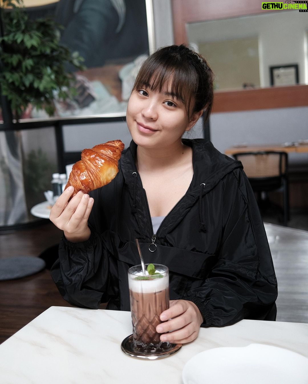 Janna Nick Instagram - Good morning ! Jangan lupa makan walaupun sikit. Breakfast is the most important meal of the day. Kick-start to our metabolism. So dia akan lebih membantu untuk burn calories. Berlapar tak buat kita kurus! Dah pergi makan k & have a good day ahead !❤️