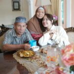 Janna Nick Instagram - Ajak anak mat saleh masuk kebun getah. Amaran! Jangan swipe sampai habis! 30/6 birthday tokwan saya. So doa kan tokwan saya sihat & panjang umur ❤️ ( I dah sampai KL harini dah start shooting semula )