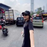Janna Nick Instagram - I kat pasar ni. Nak kirim apa apa tak? Kita angkut best friend kita sekali @annie_mosha ❤️